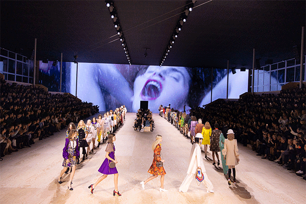 Illuminant la Mode : L'Utilisation des Écrans LED lors de la Fashion Week de Paris